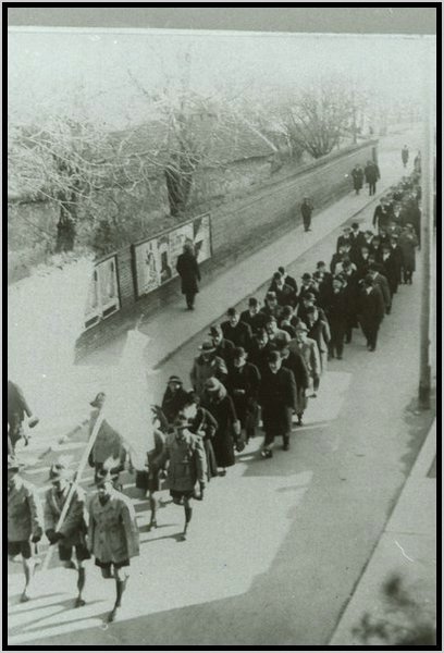 1934-fay a. felsokereskedelmi isk. 50 eves jubileum (torna utca - indulas az unnepsegre)  -2.jpg