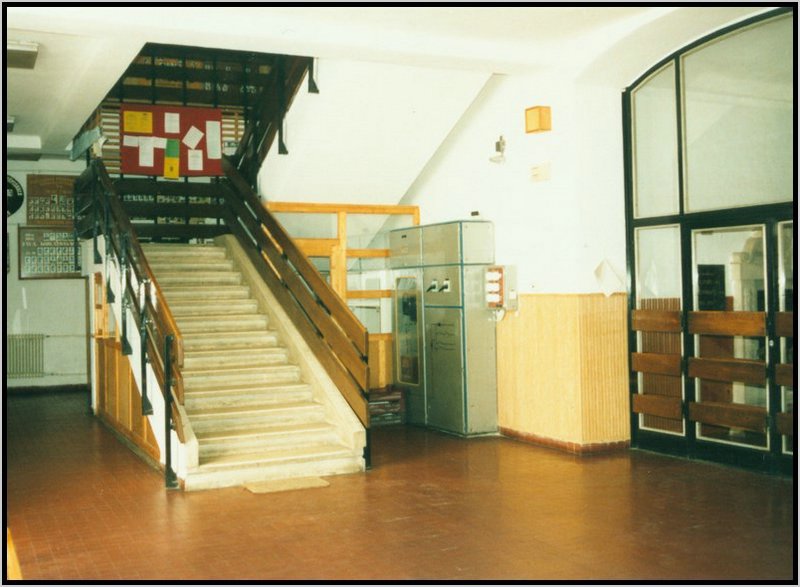 2000 pocsi utca-feljarat az emeletre.jpg