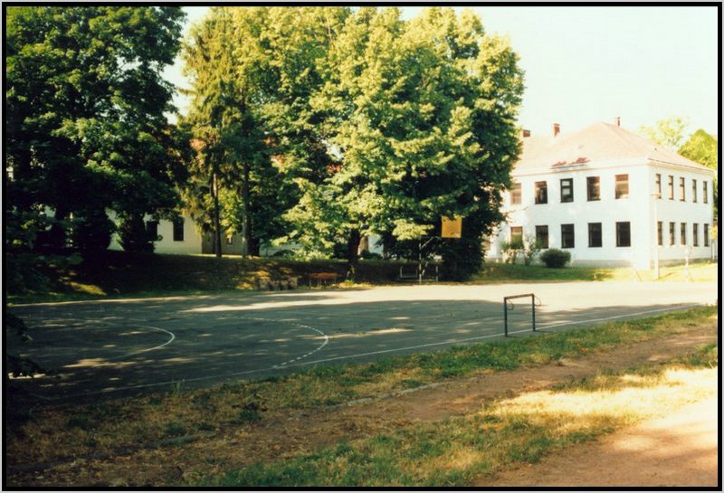 2000 pocsi utca-sportpalya reszlet a B epulettel.jpg