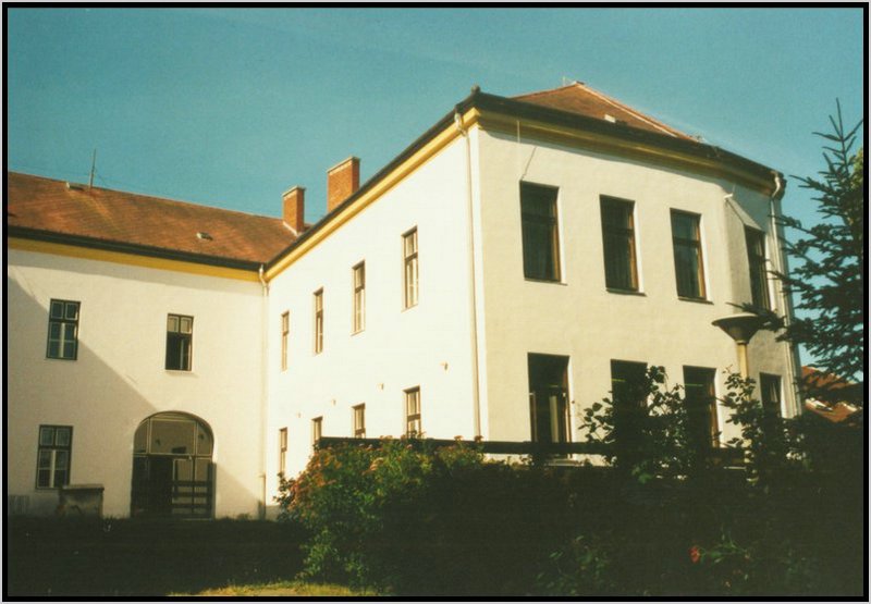 2000 pocsi utca-udvari homlokzat-1.jpg